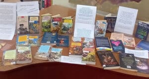 Scriitori „de aprilie”… Terry Pratchett, Harper Lee: expoziție de carte