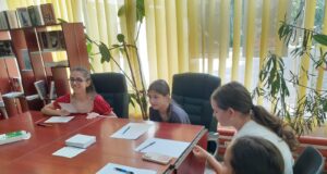 Copiii și jocul poveștilor la bibliotecă – „Cel/Cea mai…”