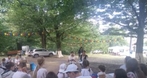 Să răsfoim o carte sub un arbore secular